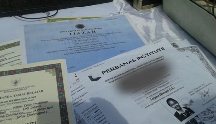 Ilustrasi ijazah (Liputan6.com/Audrey Santoso)