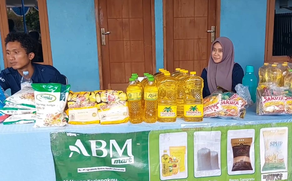 Operasi Pasar Murah di Anyer oleh Diskumperindag Kabupaten Serang (Bantentv.com/ Riki)