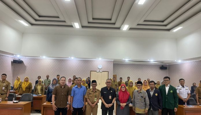 Para peserta foto bersama usai kegiatan forum Komunikasi BerAKHLAK di Oproom Setda Pandeglang