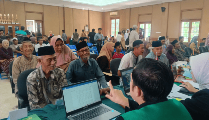 Pasutri Lansia Mengikuti Sidang Isbat Nikah Terpadu