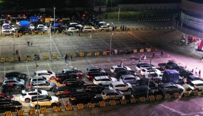 Suasana malam hari di Pelabuhan Merak, saat arus mudik. (Foto: Bantentv.com)