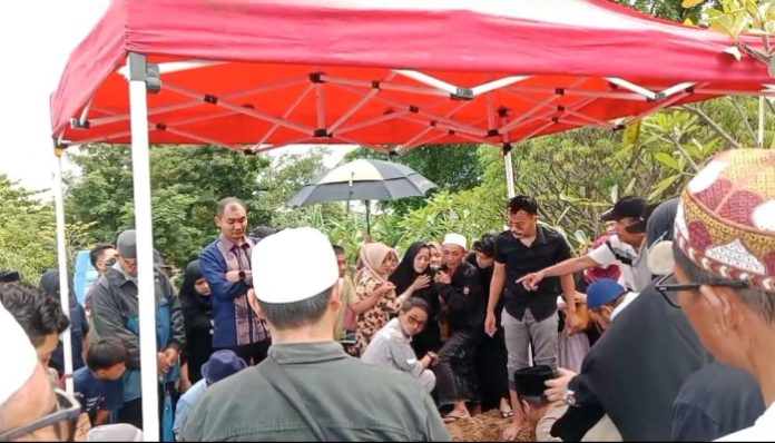 Tangis Keluarga Iringi Pemakaman Axle, Bocah 9 Tahun Korban Kekerasan
