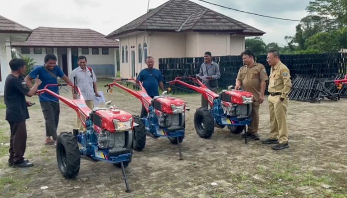 Pemprov Banten Salurkan Traktor untuk Petani