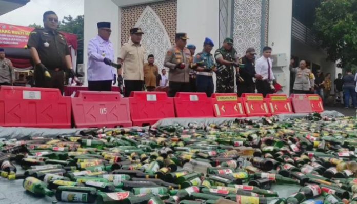Ribuan Botol Miras dan Narkoba Dimusnahkan Polres Cilegon Sepanjang Kasus 2025. (Foto: Bantentv.com)