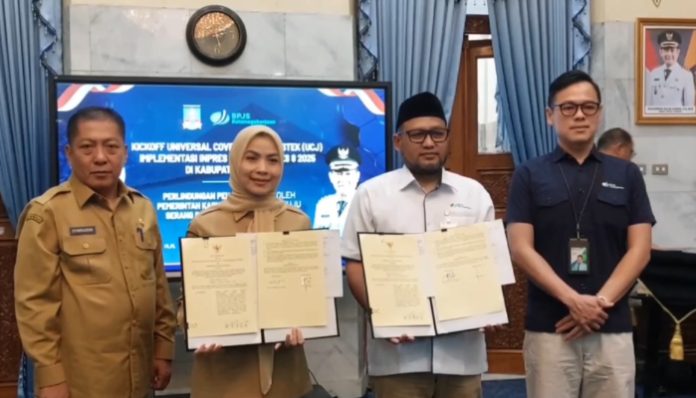 Penandatangan MoU tersebut dilakukan oleh Bupati Serang Ratu Rachmatuzakiyah dan Kepala Cabang BPJS Ketenagakerjaan