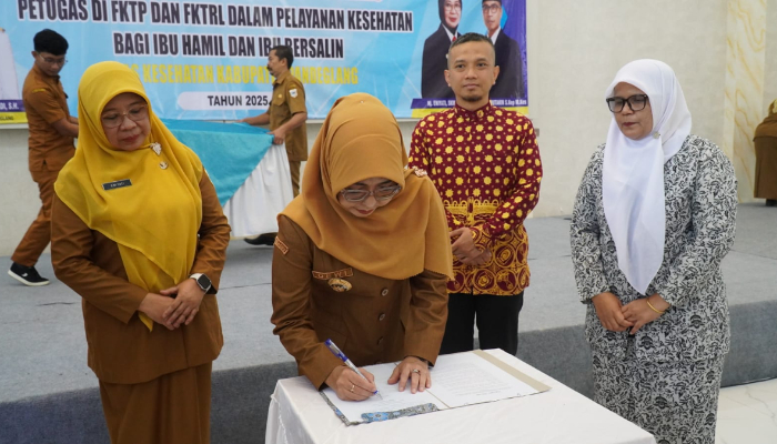 Bupati Pandeglang Raden Dewi Setiani juga menandatangani komitmen bersama lintas sektor sebagai langkah penguatan penurunan AKI dan AKB di daerah. (Foto: Istimewa)