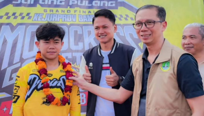Penyerahan trofi dan penghargaan kepada para juara di masing-masing kelas lomba oleh Wakil Bupati Pandeglang, Iing Andri Supriadi.