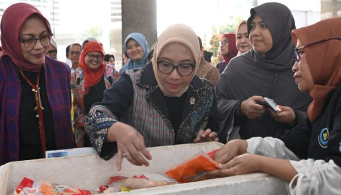 Menteri Pemberdayaan Perempuan dan Perlindungan Anak (PPPA), Arifah Fauzi mengunjungi Bazar Produk Kelautan dan Perikanan Spesial Hari Ibu dan Akhir Tahun 2025. (Foto: Dok. KemenPPPA)