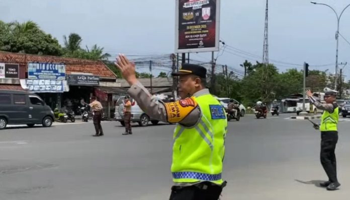 Pantauan dari Pospam Palima menunjukkan arus kendaraan menuju kawasan wisata ramai namun masih kondusif. (Foto: Bantentv.com)