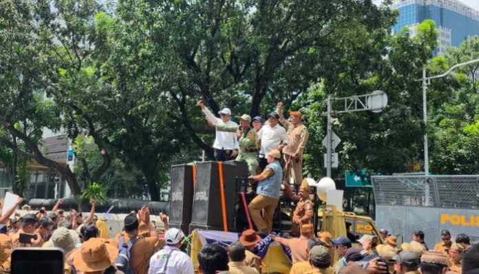 Ribuan Kepala Desa Saat Melakukan Aksi