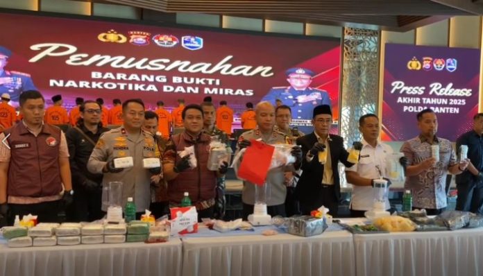 Rilis Kinerja 2025, Polda Banten Musnahkan Ribuan Miras dan Narkoba. (Foto: Bantentv.com)