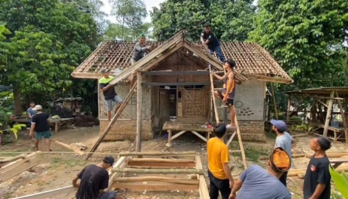 Warga Sukadaya kompak bantu perbaiki rumah janda enam anak secara swadaya. (Foto: Bantentv.com)