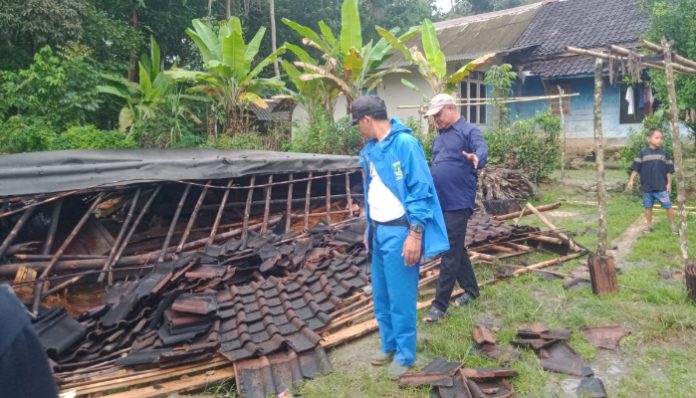 Sebuah rumah milik warga lanjut usia di Kampung Cibembem, Desa Cipinang, Kecamatan Angsana, roboh total setelah diterjang hujan deras disertai angin kencang. (Foto: Istimewa)