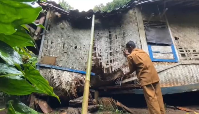 Cacang tinggal bersama istri dan anaknya di rumah reyot yang nyaris roboh. (Foto: Bantentv.com)