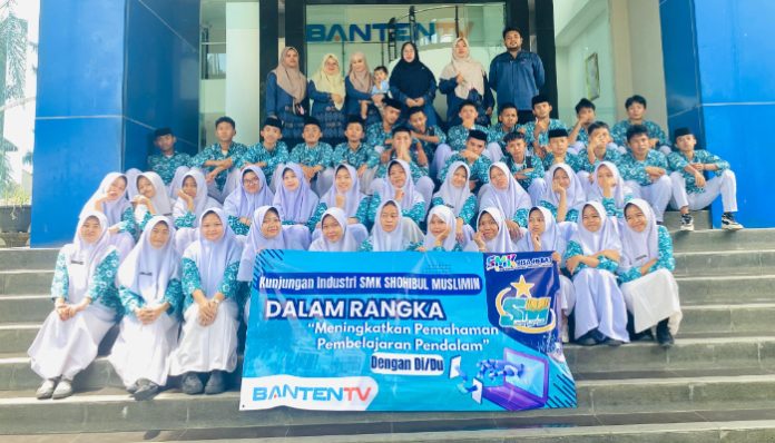 Siswa dan guru SMK Shohibul Muslimin berfoto bersama setelah kunjungan edukatif ke Banten TV