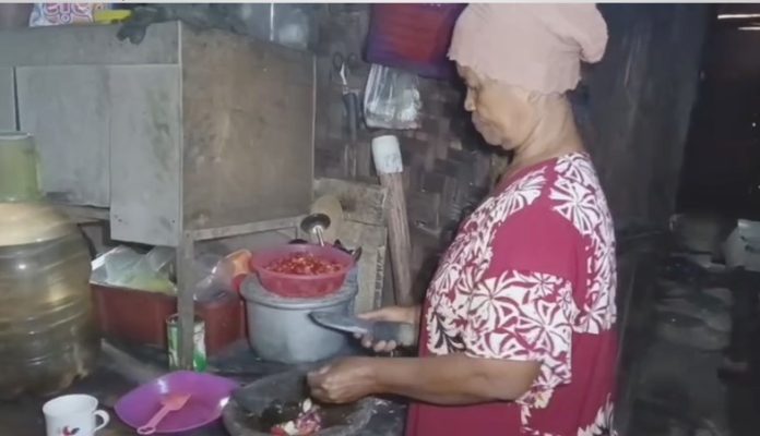 Nenek Sainah, warga Desa Pringwulung, Kecamatan Bandung, Kabupaten Serang, hidup seorang diri di sebuah gubuk reyot (Bantentv.com/ Imron)