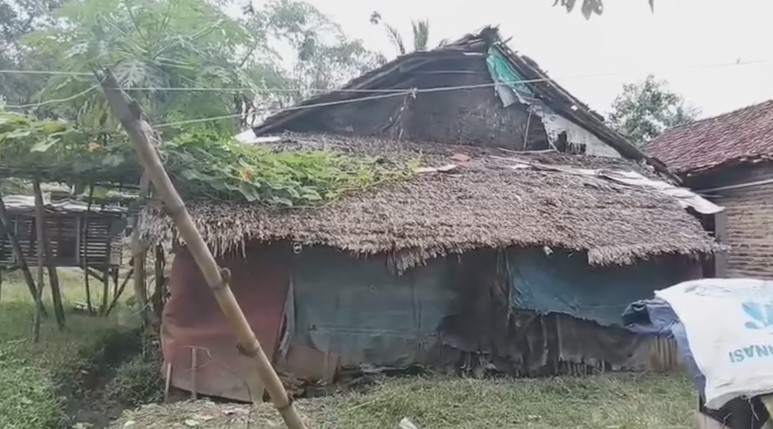 Nenek Sainah, warga Desa Pringwulung, Kecamatan Bandung, Kabupaten Serang, hidup seorang diri di sebuah gubuk reyot (Bantentv.com/ Imron)