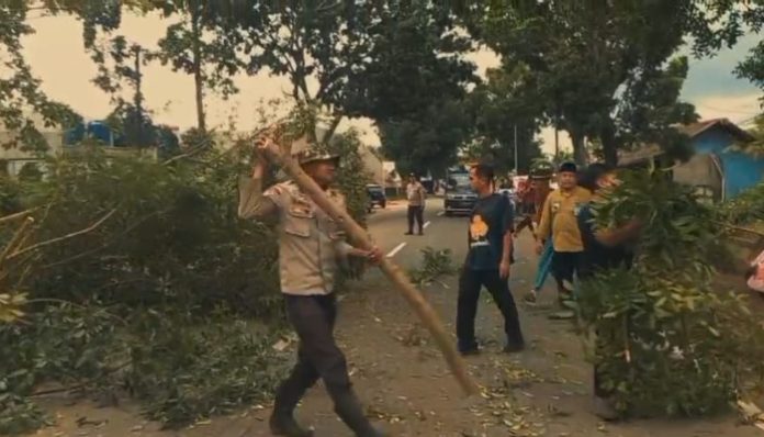 Sambut libur Nataru, KPPC bersihkan tugu perbatasan Pandeglang–Serang. (Foto: Bantentv.com)