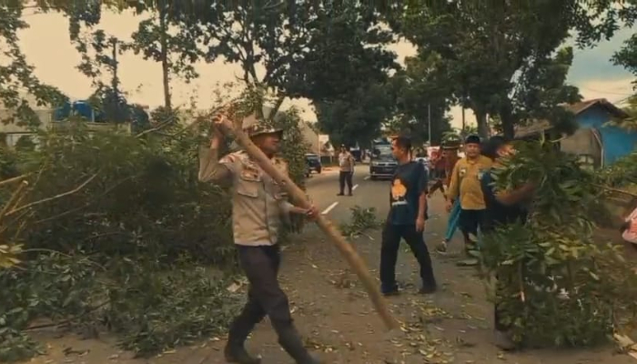 Sambut libur Nataru, KPPC bersihkan tugu perbatasan Pandeglang–Serang. (Foto: Bantentv.com)