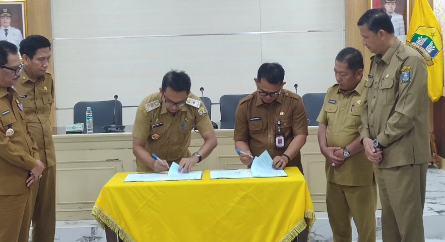 Pemkot dan Pemkab Serang menandatangani kerja sama pemrosesan sampah (Bantentv.com/ Jaya)