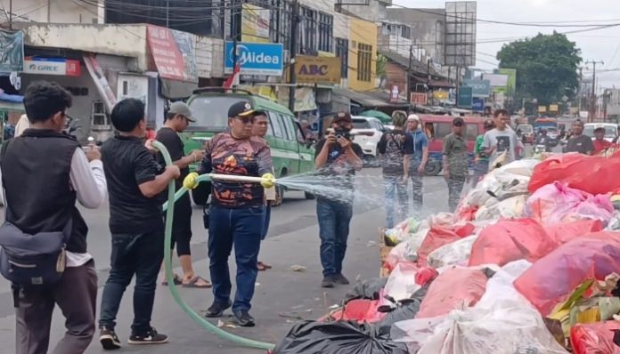 Sampah Menggunung di Serpong Disemprot Bio-Wash