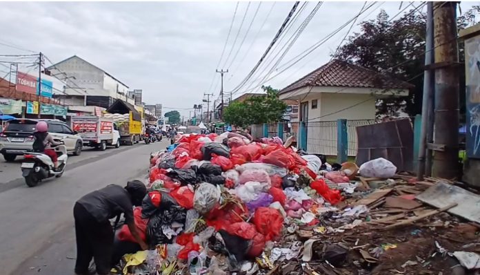 Sampah Menumpuk di Sekitar Puskesmas Kecamatan Serpong