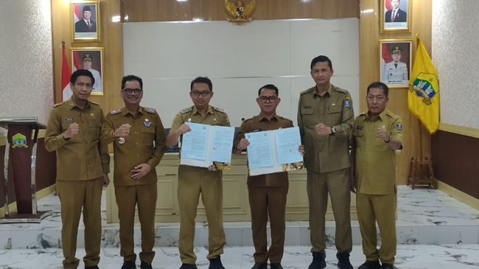 Pemkot dan Pemkab Serang menandatangani kerja sama pemrosesan sampah (Bantentv.com/ Jaya)