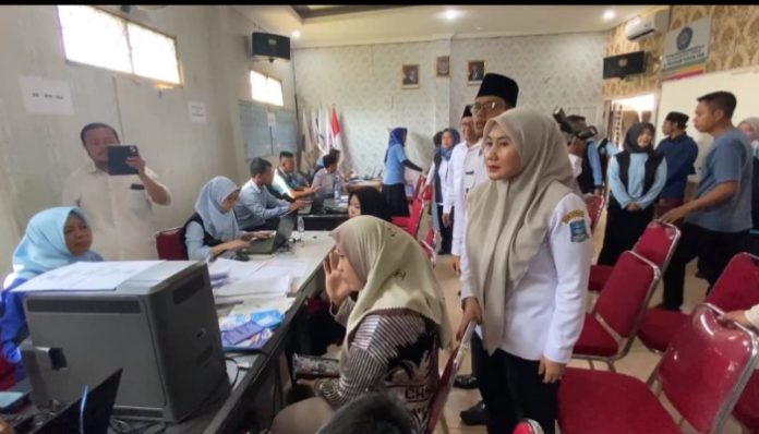 Sedang Meninjau Pelayanan Adminduk Di Desa