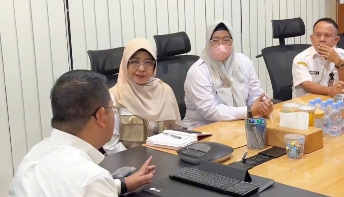 Bupati Dewi Setiani saat melakukan kunjungan kerja ke Kemensos RI (Foto: Istimewa)