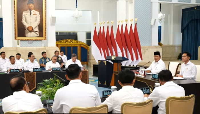 Presiden Prabowo Subianto didampingi Wakil Presiden Gibran Rakabuming Raka saat memimpin Sidang Kabinet Penanganan Bencana di Istana Negara. (Foto: YouTube/Sekretariat Presiden)