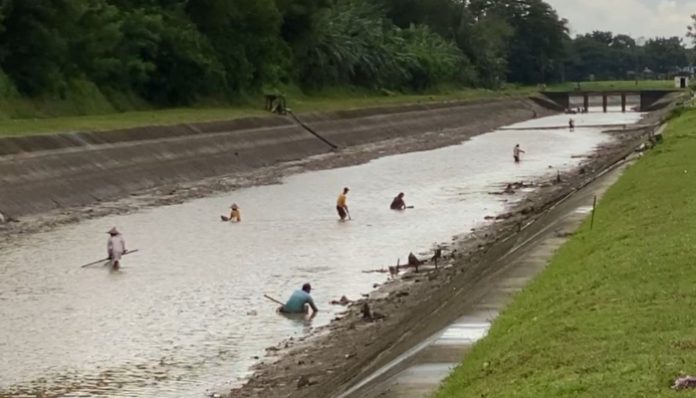 Air Sungai Pamarayan Surut, Warga Ramai-Ramai Berburu Ikan. (Foto: Bantentv.com)