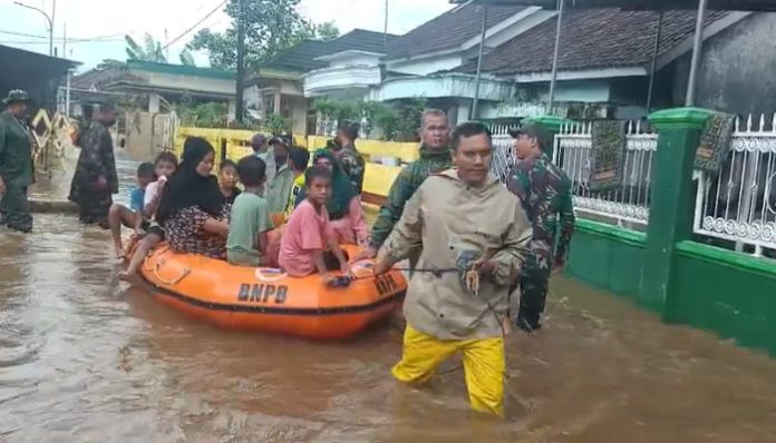 Anggota Kodim 0602/Serang bantu evakuasi warga terdampak banjir Padarincang. (Foto: Istimewa)