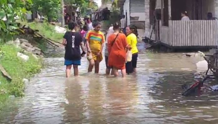 TRC BPBD Kota Serang Data Warga Terdampak Banjir di BTN Cengkok Kasemen. (Foto: Bantentv.com)
