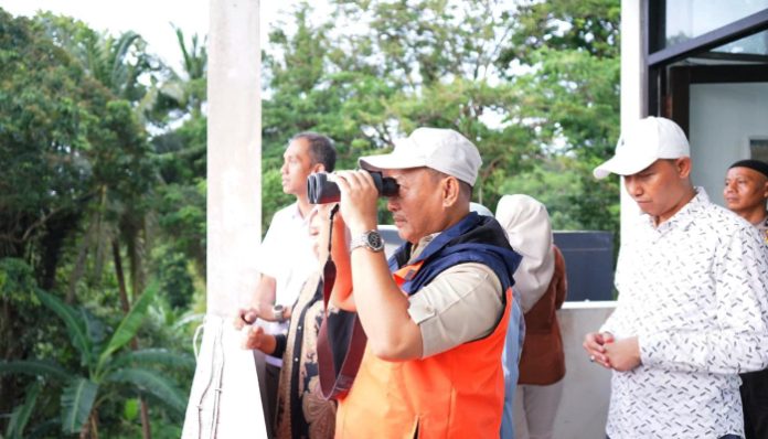 Wakil Bupati Serang M Najib Hamas sedang memantau Gunung Anak Krakatau (GAK)