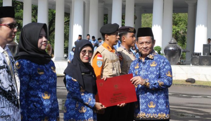 Wakil Bupati Jabat Tangan