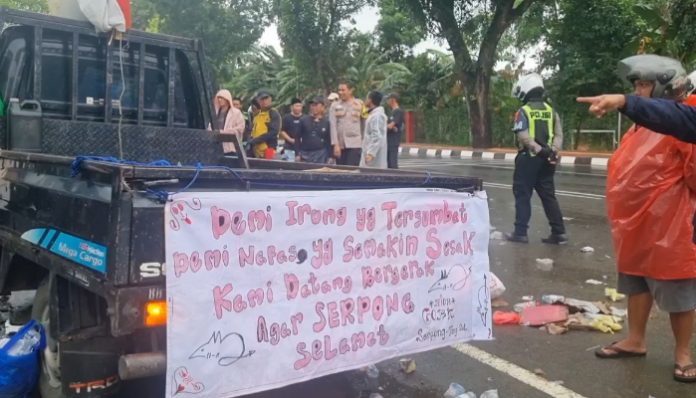 Warga Serpong Geruduk DPRD Tangsel Protes Bau Sampah TPA Cipeucang