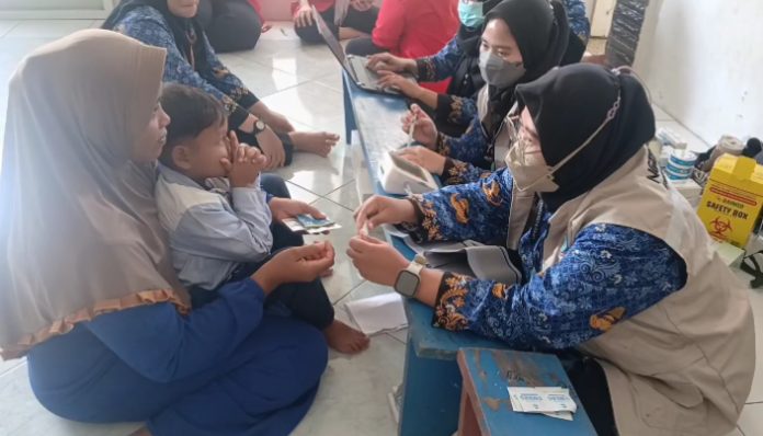 Warga Terdampak TPA Cipeucang Terima Layanan Cek Kesehatan Gratis dan Air Bersih dari PMI