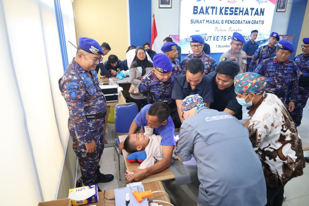 Ditpolairud Polda Banten memberikan bantuan sosial dan pendidikan di Mako Ditpolairud pada Senin, 1 Desember 2025 (Bantentv.com/ Imron)