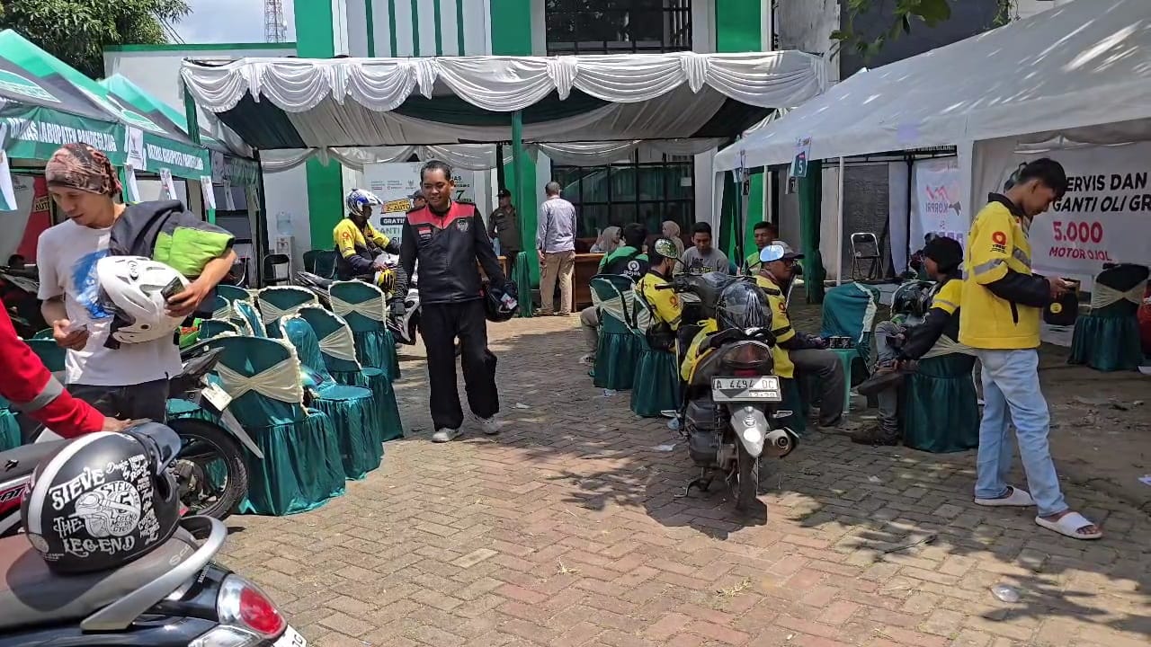 Driver ojol antusias ikuti servis motor gratis dari Baznas (Bantentv.com/ Rangga)