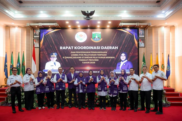 Tinawati Andra Soni membuka Rakorda dan menyerahkan Penghargaan Lomba Posyandu 6 Bidang SPM Tingkat Provinsi Banten Tahun 2025 (Bantentv.com/ Hendra)