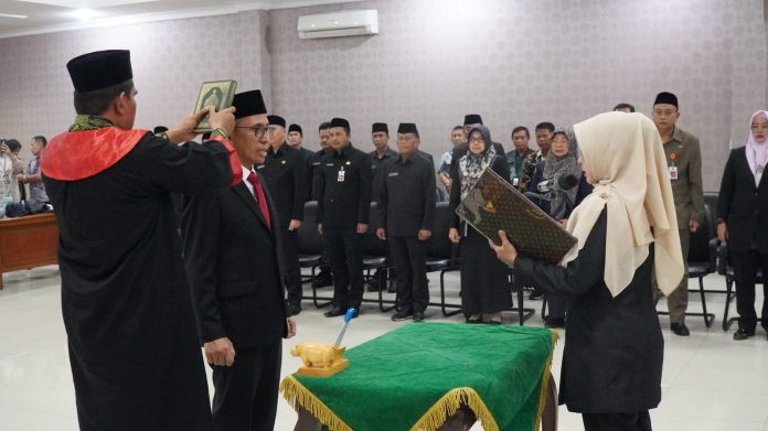 Proses pelantikan Sekda Pandeglang Asep Rahmat oleh Bupati Pandeglang Dewi Setiani (Bantentv.com/ Rangga)