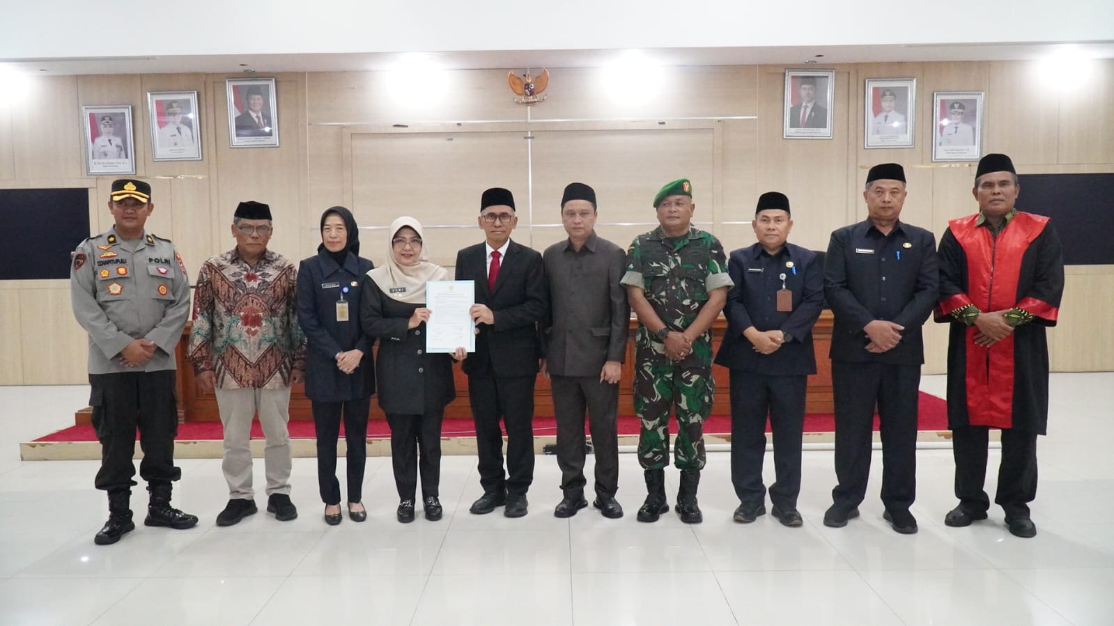 Proses pelantikan Sekda Pandeglang Asep Rahmat oleh Bupati Pandeglang Dewi Setiani (Bantentv.com/ Rangga)