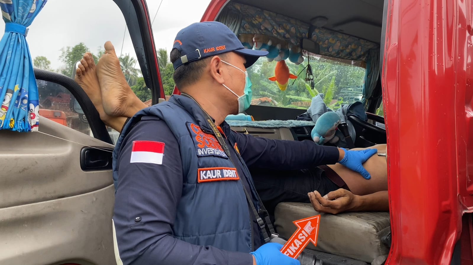 Tim inafis Polres Pandeglang saat melakukam evakuasi terhadap sopir truk ditemukan yang ditemukan tewas di dalam mobil (Bantentv.com/ Rangga)
