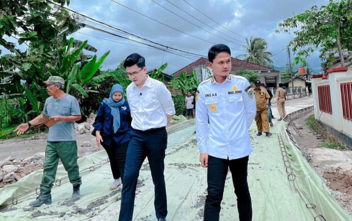 Wakil Bupati Pandeglang, Iing Andri Supriadi saat meninjau program pembangunan jalan Kadomas-Banjar (Bantentv.com/ Rangga)
