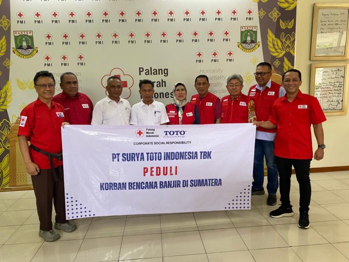 PMI Banten menerima donasi untuk korban bencana di Sumatra dari PT Surya Toto sebesar Rp225 juta (Bantentv.com/ Riki)