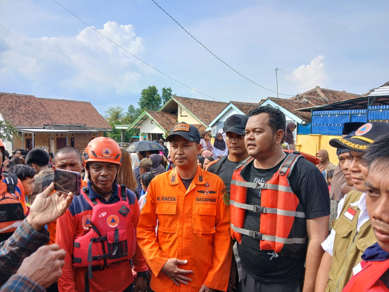 Proses evakuasi pelajar SMP yang ditemukan meninggal dunia usai hanyut sehari sebelumnya (Bantentv.com/ Nano)