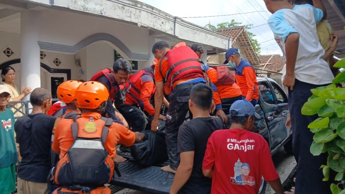 Proses evakuasi pelajar SMP yang ditemukan meninggal dunia usai hanyut sehari sebelumnya (Bantentv.com/ Nano)