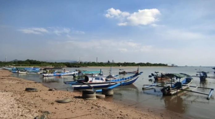Perahu nelayan di Cilegon yang sedang berlabuh di pantai (Bantentv.com/ Ali)