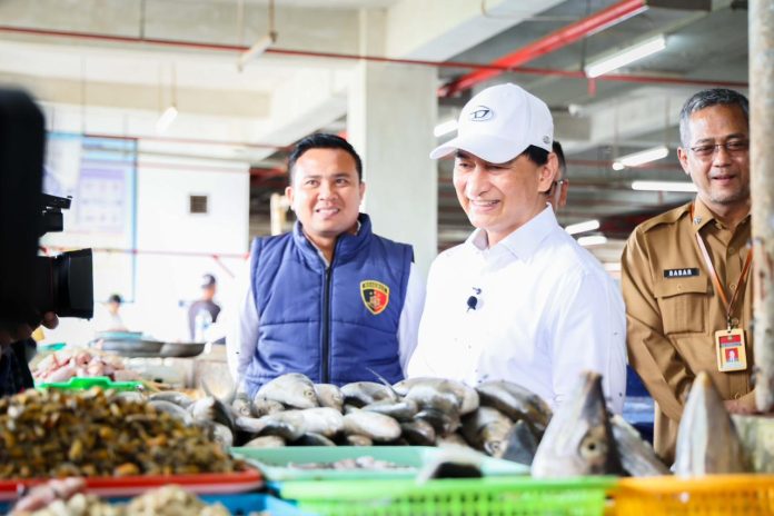 Wakil Gubernur Banten Achmad Dimyati melakukan peninjauan langsung ke Pasar Baros, Kabupaten Serang, pada Senin, 15 Desember 2025 (Bantentv.com/ Hendra)