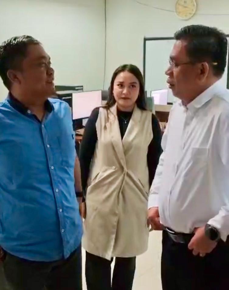 Kakanwil Banten, Harison Mocodompis Beserta jajaran foto bersama di Banten TV (Bantentv.com)